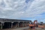 Sejumlah alat berat mengerjakan pembangunan infrastruktur jembatan yang menghubungkan Batulicin dan Pulau Laut Kotabaru di Kabupaten Tanah Bumbu, Provinsi Kalimantan Selatan (Kalsel), Selasa (15/7/2025). Pemerintah Kabupaten (Pemkab) Tanah Bumbu dan Pemkab Kotabaru menganggarkan Rp100 miliar per tahun selama periode lima tahun, sedangkan Pemprov Kalsel mengalokasikan dana Rp300 miliar per tahun selama lima tahun untuk menyelesaikan jembatan sepanjang 6,5 kilometer tersebut. ANTARA/Sujud Mariono