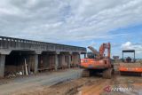 Sejumlah alat berat mengerjakan pembangunan infrastruktur jembatan yang menghubungkan Batulicin dan Pulau Laut Kotabaru di Kabupaten Tanah Bumbu, Provinsi Kalimantan Selatan (Kalsel), Selasa (15/7/2025). Pemerintah Kabupaten (Pemkab) Tanah Bumbu dan Pemkab Kotabaru menganggarkan Rp100 miliar per tahun selama periode lima tahun, sedangkan Pemprov Kalsel mengalokasikan dana Rp300 miliar per tahun selama lima tahun untuk menyelesaikan jembatan sepanjang 6,5 kilometer tersebut. ANTARA/Sujud Mariono