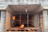Para pegawai mengerjakan pembangunan infrastruktur jembatan yang menghubungkan Batulicin dan Pulau Laut Kotabaru di Kabupaten Tanah Bumbu, Provinsi Kalimantan Selatan (Kalsel), Selasa (15/7/2025). Pemerintah Kabupaten (Pemkab) Tanah Bumbu dan Pemkab Kotabaru menganggarkan Rp100 miliar per tahun selama periode lima tahun, sedangkan Pemprov Kalsel mengalokasikan dana Rp300 miliar per tahun selama lima tahun untuk menyelesaikan jembatan sepanjang 6,5 kilometer tersebut. ANTARA/Sujud Mariono