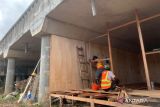 Para pegawai mengerjakan pembangunan infrastruktur jembatan yang menghubungkan Batulicin dan Pulau Laut Kotabaru di Kabupaten Tanah Bumbu, Provinsi Kalimantan Selatan (Kalsel), Selasa (15/7/2025). Pemerintah Kabupaten (Pemkab) Tanah Bumbu dan Pemkab Kotabaru menganggarkan Rp100 miliar per tahun selama periode lima tahun, sedangkan Pemprov Kalsel mengalokasikan dana Rp300 miliar per tahun selama lima tahun untuk menyelesaikan jembatan sepanjang 6,5 kilometer tersebut. ANTARA/Sujud Mariono