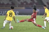 Pesepak bola Timnas U23 Indonesia Arkhan Fikri (kedua kanan) berusaha merebut bola dari pesepak bola Timnas U23 Brunei Darussalam Muhammad Haziq Naqiuddin Bin Syamra (kiri) dalam pertandingan penyisihan Grup A Piala AFF U-23 2025 di Stadion Utama Gelora Bung Karno (SUGBK), Senayan, Jakarta, Selasa (15/7/2025). Antara Kaltim/Dhemas Reviyanto/mrh/foc.