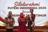Gubernur Jawa Timur Khofifah Indar Parawansa (tengah) menyerahkan cendera mata kepada Puteri Indonesia 2025 Firsta Yufi Amarta Putri (kanan) dan Direktur Mustika Ratu Entertainment Mega Angkasa (kiri) saat menerima silaturahmi Puteri Indonesia 2025 di Gedung Negara Grahadi, Surabaya, Jawa Timur, Senin (14/7/2025). Silaturahmi Puteri Indonesia tersebut dalam rangka membagikan kisah dan inspirasi untuk kemajuan dan kemandirian perempuan khususnya di Jawa Timur. ANTARA Jatim/Moch Asim.