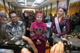 Gubernur Jawa Timur Khofifah Indar Parawansa (tengah) didampingi Puteri Indonesia 2025 Firsta Yufi Amarta Putri (kanan) dan Direktur Mustika Ratu Entertainment Mega Angkasa (kiri) menjawab pertanyaan wartawan saat menerima silaturahmi Puteri Indonesia 2025 di Gedung Negara Grahadi, Surabaya, Jawa Timur, Senin (14/7/2025). Silaturahmi Puteri Indonesia tersebut dalam rangka membagikan kisah dan inspirasi untuk kemajuan dan kemandirian perempuan khususnya di Jawa Timur. ANTARA Jatim/Moch Asim.
