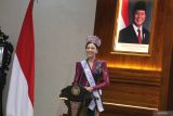 Puteri Indonesia 2025 Firsta Yufi Amarta Putri menyampaikan sambutan saat silaturahmi dengan Gubernur Jawa Timur Khofifah Indar Parawansa di Gedung Negara Grahadi, Surabaya, Jawa Timur, Senin (14/7/2025). Silaturahmi Puteri Indonesia tersebut dalam rangka membagikan kisah dan inspirasi untuk kemajuan dan kemandirian perempuan khususnya di Jawa Timur. ANTARA Jatim/Moch Asim.