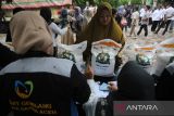 Petugas melakukan perekaman data terhadap Keluarga Penerima Manfaat (KPM) saat  berlangsung penyaluran bantuan pangan beras di kantor Camat Lueng Bata,  Banda Aceh, Aceh, Rabu (16/7/2025). Badan Pangan Nasional menargetkan  sebanyak 18,27 juta  Penerima Bantuan Pangan (PBP) untuk  alokasi Juni dan Juli 2025  dengan total penyaluran beras sebanyak 20 kg atau 10 kg per bulan per KPM guna  membantu perekonomian masyarakat  kurang mampu. ANTARAFOTO/Ampelsa.
