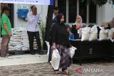 Keluarga Penerima Manfaat (KPM) membawa karung berisi beras program  bantuan pangan di kantor Camat Lueng Bata,  Banda Aceh, Aceh, Rabu (16/7/2025). Badan Pangan Nasional menargetkan  sebanyak 18,27 juta  Penerima Bantuan Pangan (PBP) untuk  alokasi Juni dan Juli 2025  dengan total penyaluran beras sebanyak 20 kg atau 10 kg per bulan per KPM guna  membantu perekonomian masyarakat  kurang mampu. ANTARAFOTO/Ampelsa.