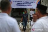 Keluarga Penerima Manfaat (KPM) membawa karung berisi beras program  bantuan pangan di kantor Camat Lueng Bata,  Banda Aceh, Aceh, Rabu (16/7/2025). Badan Pangan Nasional menargetkan  sebanyak 18,27 juta  Penerima Bantuan Pangan (PBP) untuk  alokasi Juni dan Juli 2025  dengan total penyaluran beras sebanyak 20 kg atau 10 kg per bulan per KPM guna  membantu perekonomian masyarakat  kurang mampu. ANTARAFOTO/Ampelsa.