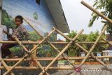  Seorang siswa melihat kondisi gerbang sekolah yang ditutup dengan bambu di SD Negeri Kuranji, Kota Serang, Banten, Rabu (16/7/2025). Akses gerbang utama sekolah tersebut kembali ditutup oleh pihak yang mengaku sebagai ahli waris setelah sebelumnya dibuka oleh Pemerintah Kota Serang pada 4 Maret 2025, sehingga mengganggu jalannya aktivitas pedidikan. ANTARA FOTO/Angga Budhiyanto/gp