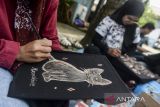 Peserta mengikuti pelatihan melukis baju menggunakan cairan pemutih pakaian di Rumah Kreatif Cibodas, Kota Tangerang, Banten, Selasa (15/7/2025). Pelatihan tersebut unuk mengenalkan proses pembuatan kerajinan baju lukis dengan memanfaatkan sifat basa dari pemutih pakaian guna meningkatkan kemampuan masyarakat khususnya di bidang ekonomi kreatif. ANTARA FOTO/Putra M. Akbar/gp