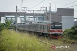 Rangkaian kereta rel listrik (KRL) Commuterline melintas di samping proyek pembangunan Stasiun Jatake, Pagedangan, Kabupaten Tangerang, Banten, Rabu (16/7/2025). Pembangunan stasiun baru di lintas Tanah Abang - Rangkasbitung yang nantinya terintegrasi dengan pusat perbelanjaan tersebut telah mencapai 92,78 persen pada bagian konstruksi fisik dan ditargetkan rampung pada akhir Juli 2025. ANTARA FOTO/Putra M. Akbar/gp