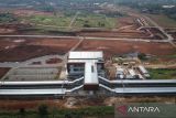 Foto udara proyek pembangunan Stasiun Jatake, Pagedangan, Kabupaten Tangerang, Banten, Rabu (16/7/2025). Pembangunan stasiun baru di lintas Tanah Abang - Rangkasbitung yang nantinya terintegrasi dengan pusat perbelanjaan tersebut telah mencapai 92,78 persen pada bagian konstruksi fisik dan ditargetkan rampung pada akhir Juli 2025. ANTARA FOTO/Putra M. Akbar/gp