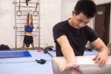 Dua atlet senam artistik putra Satria Wirayuda (kiri) dan Noval Takdir (kanan) melakukan pemanasan saat pemusatan latihan nasional (pelatnas) di Sport Jabar Arcamanik, Bandung, Jawa Barat, Selasa (15/7/2025). Sebanyak lima atlet putra senam artistik menjalani latihan untuk peningkatan kemampuan sebagai persiapan Kejuaraan Dunia Gimnastik Artistik 2025 dan Sea Games 2025. ANTARA FOTO/Novrian Arbi/agr
