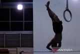 Siluet atlet senam artistik putra Abiyu Rafi berlatih saat pemusatan latihan nasional (pelatnas) di Sport Jabar Arcamanik, Bandung, Jawa Barat, Selasa (15/7/2025). Sebanyak lima atlet putra senam artistik menjalani latihan untuk peningkatan kemampuan sebagai persiapan Kejuaraan Dunia Gimnastik Artistik 2025 dan Sea Games 2025. ANTARA FOTO/Novrian Arbi/agr
