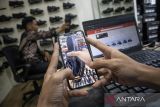 Pelaku UMKM menjual sepatu melalui siaran langsung di salah satu lokapasar di rumah produksi sepatu Lalaki Footwear, Cibaduyut, Bandung, Jawa Barat, Selasa (15/7/2025). Menteri Keuangan Sri Mulyani Indrawati resmi mengeluarkan aturan pemungutan pajak e-commerce kepada seller atau penjual daring di lokapasar dengan ketentuan penjual yang memiliki omzet di atas Rp500 juta per tahun akan dikenakan pajak penghasilan (PPh) Pasal 22 sebesar 0,5 persen dari omzet bruto yang diterima dalam setahun, sedangkan bagi yang memiliki omzet setara atau di bawah Rp500 juta per tahun tidak dipungut PPh dan nantinya pemungutan pajak itu akan dilakukan oleh lokapasar yang termasuk dalam Penyelenggara Perdagangan Melalui Sistem Elektronik (PMSE) yang telah ditunjuk oleh Kementerian Keuangan. ANTARA FOTO/Abdan Syakura/agr