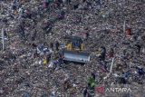 Pemulung memilah sampah plastik di zona perluasan atau zona 5 Tempat Pembuangan Akhir (TPA) Sarimukti, Cipatat, Kabupaten Bandung Barat, Jawa Barat, Rabu (16/7/2025). Pemerintah Provinsi Jawa Barat mulai mengoperasikan zona 5 TPA Sarimukti yang mengusung sistem sanitary landfill seluas 6,3 hektare dan diharapkan dapat memperpanjang usia pakai TPA itu hingga 2,5 tahun ke depan. ANTARA FOTO/Abdan Syakura/agr