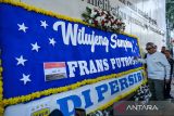 Wali Kota Bandung Muhammad Farhan melihat karangan bunga yang berisikan pesan selamat datang bagi pemain Persib Bandung yang baru di Jalan Asia Afrika, Bandung, Jawa Barat, Rabu (16/7/2025). Manajemen Tim Persib Bandung mengumumkan pemain asing baru ke-9 yaitu Frans Putros asal Irak melalui media karangan bunga di Jalan Asia Afrika setelah sebelumnya menggunakan media videotron, radio, koran, dan kartu pos. ANTARA FOTO/Raisan Al Farisi/agr