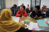 Pasangan umat Buddha mengurus administrasi pencatatan perkawinan kepada petugas Disdukcapil Kota Pontianak di Mal Pelayanan Publik, Pontianak, Kalimantan Barat, Selasa (15/7/2025). Kegiatan yang diselenggarakan Disdukcapil Kota Pontianak bersama Kementerian Agama Kota Pontianak dan WALUBI itu bertujuan untuk mempermudah akses pencatatan perkawinan yang sah sesuai ketentuan administrasi kependudukan, sebagai wujud pelayanan inklusif bagi seluruh umat beragama di Kota Pontianak. ANTARA FOTO/Jessica Wuysang
