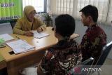 Petugas Disdukcapil Kota Pontianak melayani pasangan umat Buddha dalam pencatatan perkawinan di Mal Pelayanan Publik, Pontianak, Kalimantan Barat, Selasa (15/7/2025). Kegiatan yang diselenggarakan Disdukcapil Kota Pontianak bersama Kementerian Agama Kota Pontianak dan WALUBI itu bertujuan untuk mempermudah akses pencatatan perkawinan yang sah sesuai ketentuan administrasi kependudukan, sebagai wujud pelayanan inklusif bagi seluruh umat beragama di Kota Pontianak. ANTARA FOTO/Jessica Wuysang