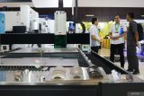 Pengunjung mengamati mesin industri manufaktur saat pameran Manufacturing Surabaya 2025 di Surabaya, Jawa Timur, Rabu (16/7/2025). Pameran itu menampilkan berbagai mesin, perlengkapan dan peralatan industri manufaktur itu diikuti 167 peserta pameran dari 15 negara yang bergerak di sektor permesinan, otomasi industri, logistik, hingga teknologi produksi. ANTARA Jatim/Didik Suhartono/mas.
