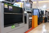 Pengunjung mengamati mesin industri manufaktur saat pameran Manufacturing Surabaya 2025 di Surabaya, Jawa Timur, Rabu (16/7/2025). Pameran itu menampilkan berbagai mesin, perlengkapan dan peralatan industri manufaktur itu diikuti 167 peserta pameran dari 15 negara yang bergerak di sektor permesinan, otomasi industri, logistik, hingga teknologi produksi. ANTARA Jatim/Didik Suhartono/mas.
