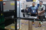 Pengunjung mengamati mesin industri manufaktur saat pameran Manufacturing Surabaya 2025 di Surabaya, Jawa Timur, Rabu (16/7/2025). Pameran itu menampilkan berbagai mesin, perlengkapan dan peralatan industri manufaktur itu diikuti 167 peserta pameran dari 15 negara yang bergerak di sektor permesinan, otomasi industri, logistik, hingga teknologi produksi. ANTARA Jatim/Didik Suhartono/mas.