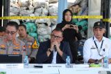 Direktur Tindak Pidana Tertentu (Dirtipidter) Badan Reserse Kriminal (Bareskrim) Polri  Brigjen Pol Nunung Syaifuddin (tengah) melakukan konferensi pers saat rilis kasus pengiriman batu bara secara ilegal di salah satu lapangan penumpukan peti kemas di kawasan Pelabuhan Tanjung Perak, Surabaya, Jawa Timur, Kamis (17/6/2025). Direktorat Tindak Pidana Tertentu (Dittipidter) Badan Reserse Kriminal (Bareskrim) Polri melakukan pemeriksaan dokumen 103 peti kemas di Pelabuhan Kaltim Kariangau Terminal (KKT), Balikpapan, Kalimantan Timur serta menyita 248 peti kemas berisi batu bara di salah satu lapangan penumpukan peti kemas di kawasan Pelabuhan Tanjung Perak, Surabaya yang berasal dari penambangan illegal di Kawasan Hutan Taman Raya Soeharto, Kecamatan Samboja, Kabupaten Kutai Kartanegara, Kalimantan Timur. Dalam kasus ini Dittipidter Bareskrim Polri telah menetapkan tiga orang sebagai tersangka. Antara Jatim/Didik Suhartono/um