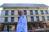 Sekretaris Daerah Provinsi Kalbar Harisson meninjau gedung yang dipersiapkan untuk menjadi Sekolah Rakyat di area Balai Latihan Kerja Industri (BLKI) Kalbar di Pontianak, Kalimantan Barat, Rabu (16/7/2025). Pemerintah Provinsi Kalimantan Barat mempersiapkan sejumlah gedung milik BLKI Kalbar untuk sementara digunakan sebagai Sekolah Rakyat rintisan pada tahun ajaran 2025/2026, yang direncanakan untuk menampung 90 anak jenjang SD, SMP, dan SMA dari kelompok desil satu, sambil menunggu pembangunan Sekolah Rakyat Provinsi Kalbar yang dibangun di Singkawang rampung. ANTARA FOTO/Jessica Wuysang