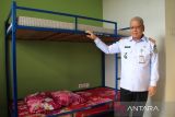 Sekretaris Daerah Provinsi Kalbar Harisson meninjau ruang tidur dari gedung asrama yang dipersiapkan untuk menjadi Sekolah Rakyat di area Balai Latihan Kerja Industri (BLKI) Kalbar di Pontianak, Kalimantan Barat, Rabu (16/7/2025). Pemerintah Provinsi Kalimantan Barat mempersiapkan sejumlah gedung milik BLKI Kalbar untuk sementara digunakan sebagai Sekolah Rakyat rintisan pada tahun ajaran 2025/2026, yang direncanakan untuk menampung 90 anak jenjang SD, SMP, dan SMA dari kelompok desil satu, sambil menunggu pembangunan Sekolah Rakyat Provinsi Kalbar yang dibangun di Singkawang rampung. ANTARA FOTO/Jessica Wuysang