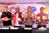 Wakapolda Kalbar Brigjen Pol Roma Hutajulu (kedua kanan) bersama Direktur Resnarkoba Polda Kalbar Kombes Pol Deddy Supriadi (kedua kiri), Kabid Humas Polda Kalbar Kombes Pol Bayu Suseno (kanan) dan Kasi Narkotika Kejati Kalbar Willman Ernaldy (kiri) memperlihatkan barang bukti tindak pidana narkotika saat rilis kasus di Pontianak, Kalimantan Barat, Rabu (16/7/2025). Direktorat Reserse Narkoba Polda Kalbar merilis data pengungkapan 69 kasus tindak pidana narkoba periode Januari–awal Juli 2025, dengan jumlah tersangka 26 orang dan barang bukti berupa 23 kilogram sabu, 2.359 butir ekstasi, satu unit mobil, enam unit motor, serta sejumlah plat nomor palsu (plat merah dan plat hitam) yang ditemukan di dalam mobil salah satu tersangka. ANTARA FOTO/Jessica Wuysang
