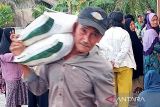 Masyarakat Kotim terharu bantuan pangan disalurkan saat harga beras naik