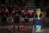 Piala IBL 2025 dihadirkan saat sebelum pertandingan antara Dewa United Banten melawan Pelita Jaya Jakarta dalam pertandingan babak pertama final Indonesian Basketball League (IBL) 2025 di Dewa United Arena, Kabupaten Tangerang, Banten, Kamis (17/7/2025). ANTARA FOTO/Galih Pradipta