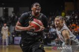 Pebasket Dewa United Banten Jordan Lavell Adams (kiri) berusaha melewati hadangan pebasket Pelita Jaya Jakarta Jaquori Curtis Mclaughlin (kanan) pada pertandingan babak pertama final Indonesian Basketball League (IBL) 2025 di Dewa United Arena, Kabupaten Tangerang, Banten, Kamis (17/7/2025). ANTARA FOTO/Galih Pradipta