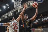 Pebasket Dewa United Banten Lester Prosper (kanan) berebut bola dengan pebasket Pelita Jaya Jakarta Vincent Rivaldi Kosasih (kiri) pada pertandingan babak pertama final Indonesian Basketball League (IBL) 2025 di Dewa United Arena, Kabupaten Tangerang, Banten, Kamis (17/7/2025). ANTARA FOTO/Galih Pradipta