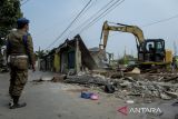Petugas Satpol PP menggunakan eskavator melakukan pembongkaran bangunan liar di Pasar Kemis, Kabupaten Tangerang, Banten, Kamis (17/7/2025). Pembongkaran belasan bangunan yang diduga digunakan sebagai tempat praktik prostitusi tersebut untuk menjaga kondusifitas lingkungan dan memberantas penyakit masyarakat. ANTARA FOTO/Putra M. Akbar/gp