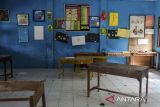 Pengendara sepeda motor melintas di depan SD Negeri Cilodan, Kota Cilegon, Banten, Kamis (17/7/2025). Pemerintah Kota Cilegon menutup sekolah SD Negeri Cilodan akibat tidak adanya murid baru yang mendaftar sejak tahun ajaran 2024 serta bangunan sekolah yang terdampak adanya pembangunan kawasan industri di sekitar area tersebut. ANTARA FOTO/Muhammad Bagus Khoirunas/gp