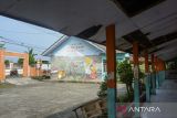 Kondisi ruang kelas yang terbengkalai di SD Negeri Cilodan, Kota Cilegon, Banten, Kamis (17/7/2025). Pemerintah Kota Cilegon menutup sekolah SD Negeri Cilodan akibat tidak adanya murid baru yang mendaftar sejak tahun ajaran 2024 serta bangunan sekolah yang terdampak adanya pembangunan kawasan industri di sekitar area tersebut. ANTARA FOTO/Muhammad Bagus Khoirunas/gp