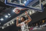 Pebasket Pelita Jaya Jakarta Kevin Ornell Chapman Mc Daniels  melakukan dunk saat bertanding melawan Dewa United Banten pada pertandingan babak pertama final Indonesian Basketball League (IBL) 2025 di Dewa United Arena, Kabupaten Tangerang, Banten, Kamis (17/7/2025). Dewa United Banten kalah atas Pelita Jaya Jakarta dengan skor 77-94. ANTARA FOTO/Galih Pradipta
