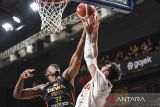 Pebasket Dewa United Banten Lester Prosper (kiri) berebut bola dengan pebasket Pelita Jaya Jakarta Jeffree David Withey (kanan) pada pertandingan babak pertama final Indonesian Basketball League (IBL) 2025 di Dewa United Arena, Kabupaten Tangerang, Banten, Kamis (17/7/2025). Dewa United Banten kalah atas Pelita Jaya Jakarta dengan skor 77-94. ANTARA FOTO/Galih Pradipta