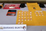 Barang bukti narkoba jenis sabu sabu ditunjukkan saat ungkap kasus di Polresta Sidoarjo, Jawa Timur, Kamis (17/7/2025). Satuan Reserse Narkoba Polresta Sidoarjo berhasil mengamankan 81 tersangka dengan barang bukti narkoba jenis sabu sebanyak 110,58 gram selama periode 25 Mei hingga 15 Juli 2025. Antara Jatim/Umarul Faruq