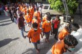 Puluhan tersangka berjalan sesuai ungkap kasus narkoba di Polresta Sidoarjo, Jawa Timur, Kamis (17/7/2025). Satuan Reserse Narkoba Polresta Sidoarjo berhasil mengamankan 81 tersangka dengan barang bukti narkoba jenis sabu sebanyak 110,58 gram selama periode 25 Mei hingga 15 Juli 2025. Antara Jatim/Umarul Faruq