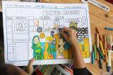Seorang peserta menggambar pada media kertas saat lomba menggambar bertema Rupiah Dalam Kreasi Inspirasi Untuk Negeri di Kota Kediri, Jawa Timur, Kamis (17/7/2025). Lomba menggambar yang diselenggarakan Kantor Perwakilan Bank Indonesia Kediri tersebut diikuti 280 peserta perwakilan SD Negeri dan Swasta se-Kota Kediri sebagai upaya kampanye Cinta Bangga Paham Rupiah kepada pelajar. ANTARA Jatim/Prasetia Fauzani/mas.