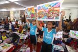 Sejumlah peserta memperlihatkan karyanya saat lomba menggambar bertema Rupiah Dalam Kreasi Inspirasi Untuk Negeri di Kota Kediri, Jawa Timur, Kamis (17/7/2025). Lomba menggambar yang diselenggarakan Kantor Perwakilan Bank Indonesia Kediri tersebut diikuti 280 peserta perwakilan SD Negeri dan Swasta se-Kota Kediri sebagai upaya kampanye Cinta Bangga Paham Rupiah kepada pelajar. ANTARA Jatim/Prasetia Fauzani/mas.