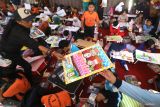 Peserta mengumpulkan karyanya kepada panitia untuk dinilai saat lomba menggambar bertema Rupiah Dalam Kreasi Inspirasi Untuk Negeri di Kota Kediri, Jawa Timur, Kamis (17/7/2025). Lomba menggambar yang diselenggarakan Kantor Perwakilan Bank Indonesia Kediri tersebut diikuti 280 peserta perwakilan SD Negeri dan Swasta se-Kota Kediri sebagai upaya kampanye Cinta Bangga Paham Rupiah kepada pelajar. ANTARA Jatim/Prasetia Fauzani/mas.