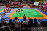 Penonton menyaksikan kejuaraan daerah Tarung Derajat di GOR Pajajaran, Bandung, Jawa Barat, Kamis (17/7/2025). Kejuaraan Tarung Derajat tingkat Jawa Barat yang diikuti oleh 540 peserta dari berbagai kota di Jawa Barat tersebut dalam rangka menjaring dan regenerasi atlet muda untuk dilakukan pembinaan menghadapi kejuaraan tingkat nasional. ANTARA FOTO/Raisan Al Farisi/agr

