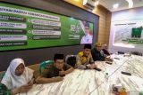Ketua DPC PKB Sidoarjo Abdillah Nasih (kedua kanan), Ketua Fraksi PKB DPRD Sidoarjo Moch. Dhamroni Chudlori (tengah) melakukan konferensi pers di Kantor DPC PKB Sidoarjo, Jawa Timur, Kamis (17/7/2025). Dewan Pengurus Cabang (DPC) Partai Kebangkitan Bangsa (PKB) Sidoarjo melakukan sikap independensi partai dalam mendukung kelangsungan program dan kebijakan pemerintahan sebagai mitra strategis pemerintah pasca penolakan Raperda oleh mayoritas fraksi selain PKB, PDI-P dan Demokrat, dalam sidang paripurna penentuan Raperda LPP APBD Sidoarjo Tahun Anggaran 2024 yang dilaksanakan Rabu (16/7). Antara Jatim/Umarul Faruq