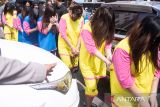 Sejumlah tersangka digiring untuk dihadirkan saat rilis pengungkapan kasus perdagangan manusia dengan korban bayi di Mapolda Jawa Barat, Bandung, Jawa Barat, Kamis (17/7/2025). Ditreskrimum Polda Jawa Barat menangkap 13 tersangka anggota sindikat yang bermarkas di Pontianak, Kalimantan Barat dalam kasus tindak pidana perdagangan orang (TPPO) jaringan internasional dengan memperdagangkan sedikitnya 25 bayi melalui modus adopsi secara ilegal ke Singapura. ANTARA FOTO/Novrian Arbi/agr