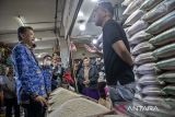 Kepala Dinas Perindustrian dan Perdagangan (Disperindag) Kabupaten Bandung Barat Ricky Riyadi (kiri) berbincang dengan pedagang beras saat inspeksi mendadak (sidak) antisipasi beras oplosan di Pasar Panorama Lembang, Kabupaten Bandung Barat, Jawa Barat, Kamis (17/7/2025). Sidak yang dilakukan oleh Disperindag Kabupaten Bandung Barat, DKPP Kabupaten Bandung Barat, Bulog Cabang Bandung dan Satreskrim Polres Cimahi tersebut bertujuan untuk memeriksa kualitas beras serta mengantisipasi adanya beras oplosan yang merugikan masyarakat. ANTARA FOTO/Abdan Syakura/agr
