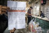 Petugas menunjukkan daftar merek dan produsen beras yang diperiksa saat inspeksi mendadak (sidak) antisipasi beras oplosan di Pasar Panorama Lembang, Kabupaten Bandung Barat, Jawa Barat, Kamis (17/7/2025). Sidak yang dilakukan oleh Disperindag Kabupaten Bandung Barat, DKPP Kabupaten Bandung Barat, Bulog Cabang Bandung dan Satreskrim Polres Cimahi tersebut bertujuan untuk memeriksa kualitas beras serta mengantisipasi adanya beras oplosan yang merugikan masyarakat. ANTARA FOTO/Abdan Syakura/agr
