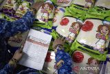 Petugas memeriksa merek beras premium saat inspeksi mendadak (sidak) antisipasi beras oplosan di Pasar Panorama Lembang, Kabupaten Bandung Barat, Jawa Barat, Kamis (17/7/2025). Sidak yang dilakukan oleh Disperindag Kabupaten Bandung Barat, DKPP Kabupaten Bandung Barat, Bulog Cabang Bandung dan Satreskrim Polres Cimahi tersebut bertujuan untuk memeriksa kualitas beras serta mengantisipasi adanya beras oplosan yang merugikan masyarakat. ANTARA FOTO/Abdan Syakura/agr
