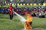 Pelajar mempraktikkan cara memadamkan api menggunakan alat pemadam ringan (APAR) berbahan busa dalam Simulasi Pemadaman Kebakaran di SMK 10, Malang, Jawa Timur, Kamis (17/7/2025). Kegiatan yang diikuti 600 siswa kelas XI tersebut bertujuan meningkatkan kesiapsiagaan serta membekali ketrampilan siswa dalam menghadapi situasi darurat kebakaran. ANTARA Jatim/Ari Bowo Sucipto/mas.